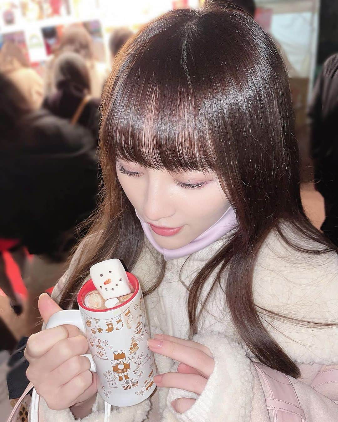 音嶋莉沙さんのインスタグラム写真 - (音嶋莉沙Instagram)「MERRY CHRISTMAS🌲🎁❄☃ 皆さんは、何して過ごしてますか〜？？ ⁡ 写真は、クリスマスマーケットに行った時の😊 ⁡ ホットチョコレートのドリンクにのってる マシュマロ可愛すぎた⛄️ ⁡ ⁡ ⁡ ⁡ #クリスマスマーケット #クリスマス」12月25日 18時09分 - otoshima_risa