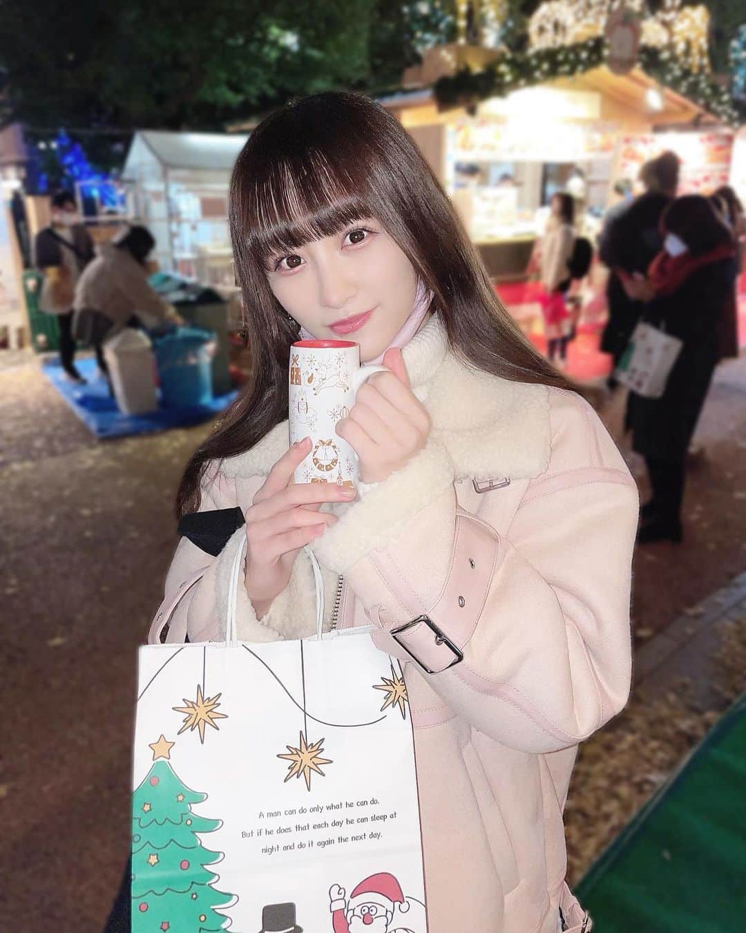 音嶋莉沙さんのインスタグラム写真 - (音嶋莉沙Instagram)「MERRY CHRISTMAS🌲🎁❄☃ 皆さんは、何して過ごしてますか〜？？ ⁡ 写真は、クリスマスマーケットに行った時の😊 ⁡ ホットチョコレートのドリンクにのってる マシュマロ可愛すぎた⛄️ ⁡ ⁡ ⁡ ⁡ #クリスマスマーケット #クリスマス」12月25日 18時09分 - otoshima_risa