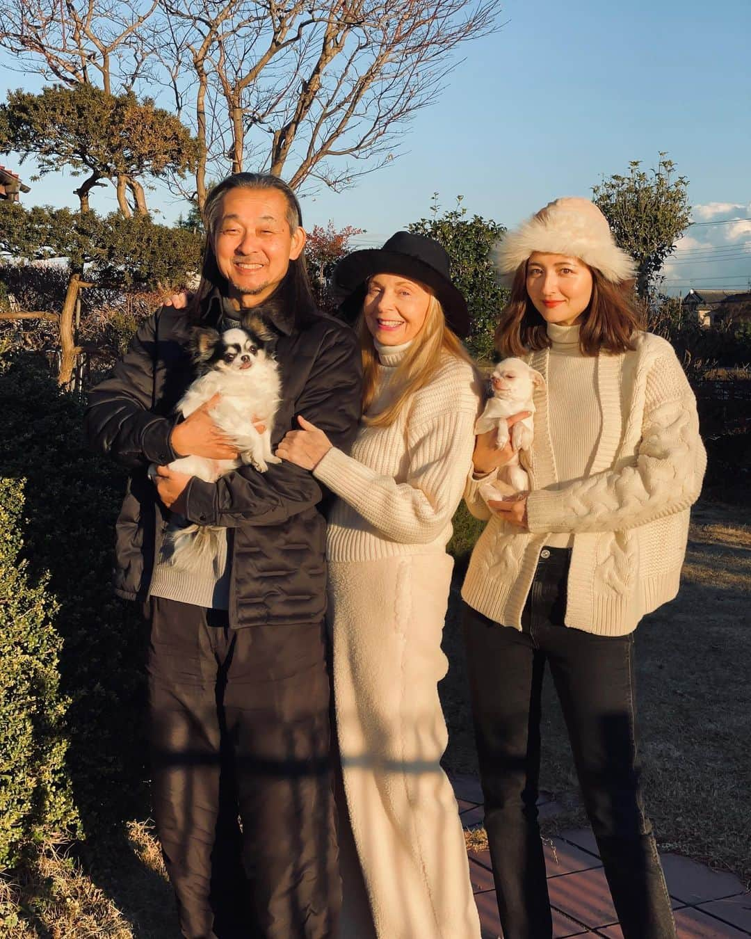 エリーローズさんのインスタグラム写真 - (エリーローズInstagram)「Merry Christmas, from our family to yours🎄 Feeling blessed and much gratitude with all we have. Stay safe with your loved ones this holiday season🤍  クリスマスはゆっくり家族と元気に過ごせてることに何より感謝。この冬休み、皆さまにとって心温まる日々になりますように😌✨」12月25日 18時33分 - ellirose