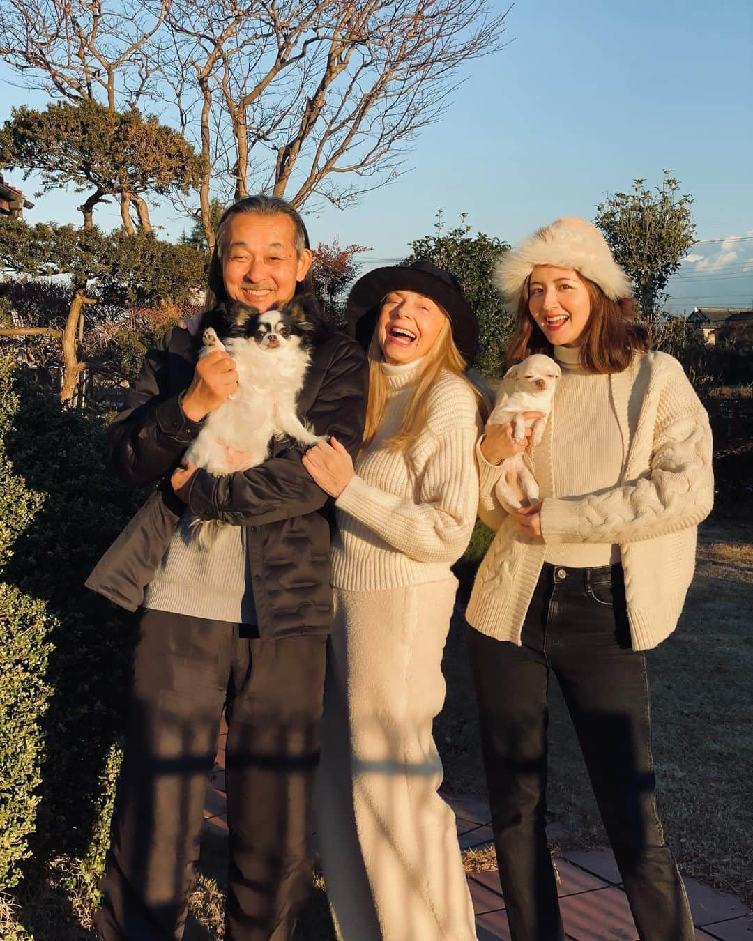 エリーローズさんのインスタグラム写真 - (エリーローズInstagram)「Merry Christmas, from our family to yours🎄 Feeling blessed and much gratitude with all we have. Stay safe with your loved ones this holiday season🤍  クリスマスはゆっくり家族と元気に過ごせてることに何より感謝。この冬休み、皆さまにとって心温まる日々になりますように😌✨」12月25日 18時33分 - ellirose