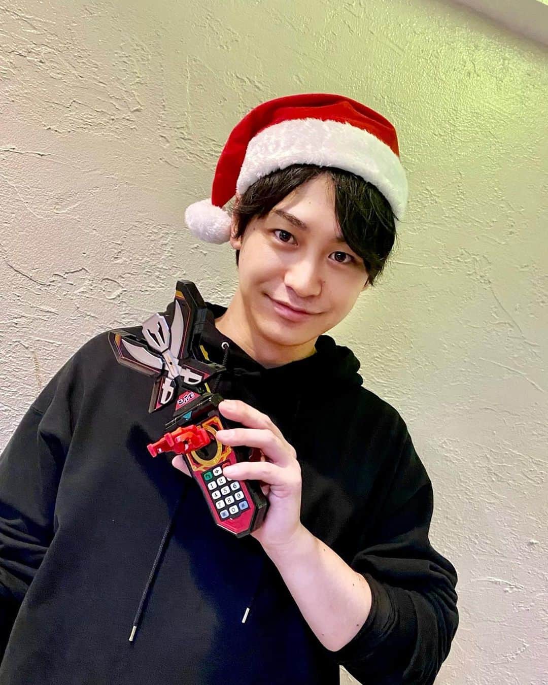 小澤亮太のインスタグラム：「みなさんメリークリスマス🎅  どうお過ごしですか🎂？？  クリスマスプレゼントのタイミングで新しいモバイレーツ頂きました🏴‍☠️   スタンドついてるし家に飾ります✨  良き1日をお過ごしください🎄  #ゴーカイジャー #モバイレーツ #マーベラス #クリスマス」