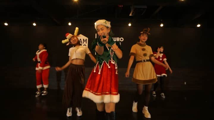 HANAのインスタグラム：「🎧 Like It's Christmas / @jonasbrothers  @nickjonas @joejonas @kevinjonas  🏠 @camuro_dance_studio   merry christmas 🎄❤︎ 素敵ないちにちをお過ごしですか？✨  #クリスマス #クリスマスプレゼント #クリスマスパーティー  #christmas #christmasparty #dance #ダンス  #kpop #kpopdance」