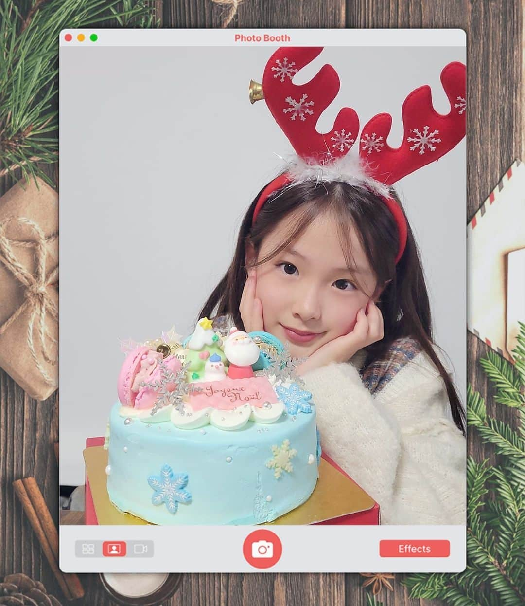 ひなさんのインスタグラム写真 - (ひなInstagram)「♡.* 💕🎁🎄 MerryX'mas 🎄🎁💕 我が家は今日クリスマスパーティーやります🎄🎅🌟 ケーキは安定のmilkmocoさんにオーダーしました🎂❤ ひなの大好きなマカロンを3つ乗せてもらってすごく可愛い クリスマスケーキが届きました🥺♡ いつもありがとうございます🥺🎂* . 明日クリスマスプレゼントのことも 投稿します🤤🎁」12月25日 18時40分 - h.t_mom