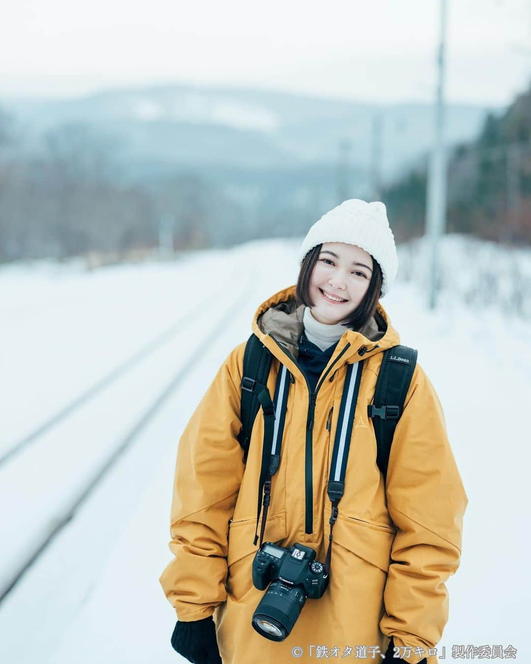 鉄オタ道子、2万キロのインスタグラム：「. ポスター撮影時の道子❄️  #鉄オタ道子、 2万キロ #玉城ティナ  #栗原類 #六角精児  #テレビ東京  #1月7日深夜0時52分放送」