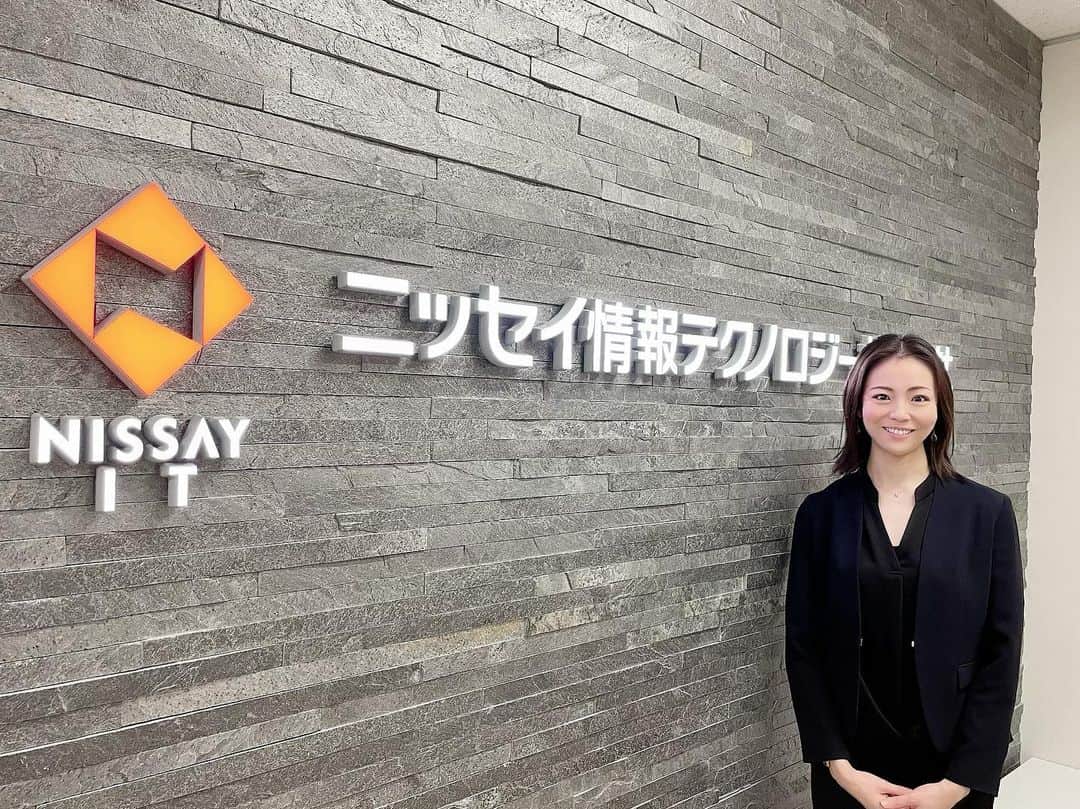 東小雪のインスタグラム：「ニッセイ情報テクノロジー様にてLGBT研修を担当させていただきました。  毎年皆さんに温かく迎えていただき、とてもうれしいです。本当にありがとうございます！  オンラインで、たくさんの方に受講していただくことができました。一方通行になりがちかな？と心配していたのですが、挙手をしていただいたり、拍手ボタンでリアクションをしていただいたりして、本当に話しやすかったです。  かなり高度な質問もいただいていたので、基礎編と、もう一歩先にすすめるような具体的な研修も今後させていただければと感じました。  LGBTの理解について、この数年で本当に差が開いてきていると感じています。  今後も、必要な場所に、必要な適切な情報をお届けできるように精進して参ります。  大阪は私にとって懐かしい場所です。またゆっくり滞在させていただくことができますように。皆様来年もどうぞよろしくお願いいたします。」