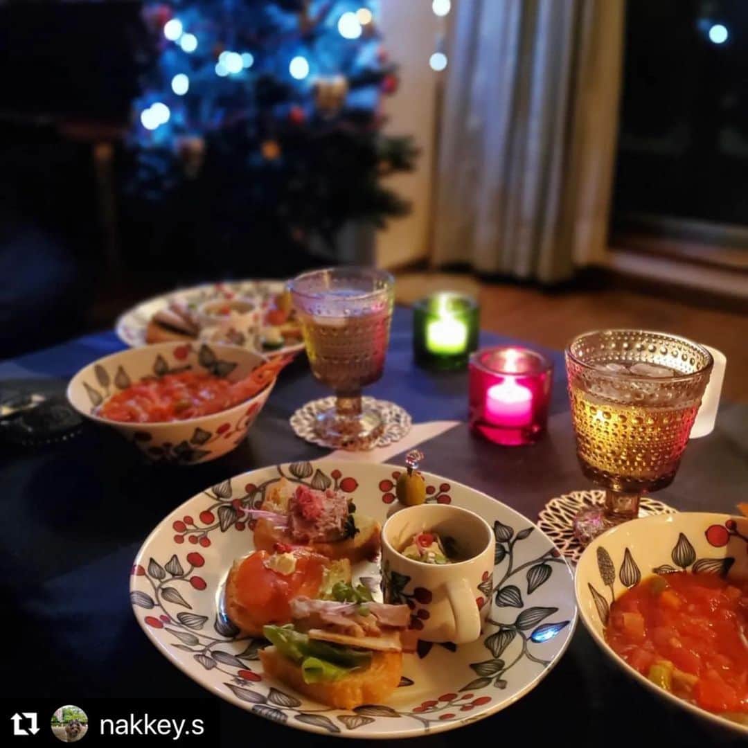 Scopeさんのインスタグラム写真 - (ScopeInstagram)「#スコープ計画014  皆さまからの沢山のタグ付け ありがとうございます！ 誰かと過ごすテーブルセットを 考える時間はステキですね。 今夜はキャンドルとテーブルクロスを 加えてクリスマスマックス！な こちらのルノ日記で、Merry Xmas！ 良い夜をお過ごしください。 ⁡ スコープ酒井  #Repost @nakkey.s ・・・ ＊ Merry christmas🎄❁*･ ⋆ 実はわが家のクリスマスディナー🍗は昨晩だったのですが、待ちきれない方👨の為に写真撮れず😂 今日は👨お仕事でしたので、娘と2人改めて残り物でクリスマステーブル作ってみました👀 ⋆ ルノに盛り付けただけなんですけどね♪ テーブルクロスもマッハの速さで送っていただき、ルノにピッタリで嬉しい😆 娘と一緒にあーでもないこーでもないと盛り付けしている時間が楽しくて良いクリスマスイブとなりました🎅✨ ⋆ #クリスマステーブル  #ルノ日記  #スコープ計画014  #ルノフロストベリー  #slowpeslice  #heiniriitahuhta  #arabia  #scope_japan」12月25日 18時49分 - scope_japan