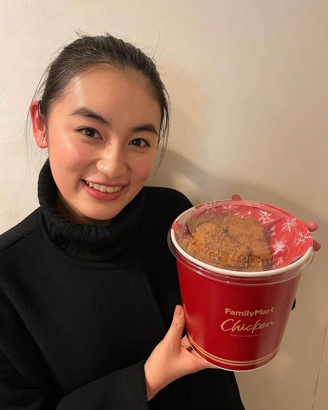 八木莉可子さんのインスタグラム写真 - (八木莉可子Instagram)「メリークリスマス🎅🏻  良いクリスマスをお過ごし下さい…⭐︎  私は、ファミマさんのチキンを これから食べます🤤」12月25日 18時52分 - yagirikaco_official