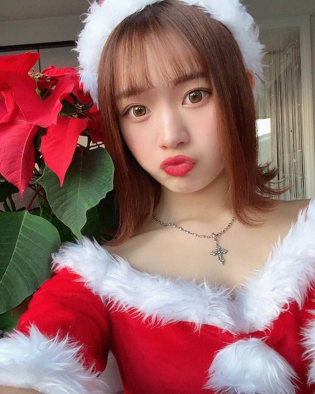 上ノ堀結愛さんのインスタグラム写真 - (上ノ堀結愛Instagram)「・ ❤️🤍Merry Xmas🤍❤️  みんなは！！！ サンタさんに何お願いしたの🥺  #めりくり」12月25日 18時59分 - yua.0201