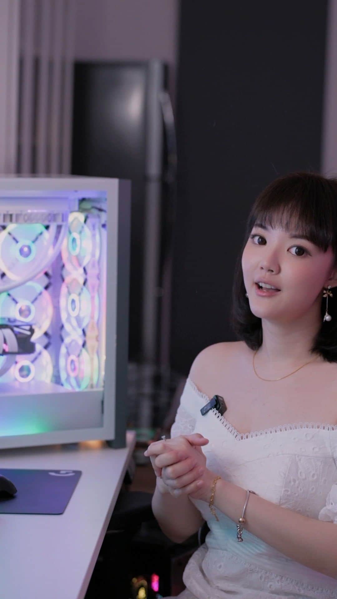 YingTzeのインスタグラム：「I’m a Good Girl this year so Santa gave me a Brand New PC! ❄️  Thank you my Secret Santa @amd.malaysia , @asusrogmalaysia and @corsair for the new build!  Special thanks to @azio_online_4210  for the thoughtful installation and neat cable management!   #AMD #AMDMY #Ryzen #RadeonRX #FSR」