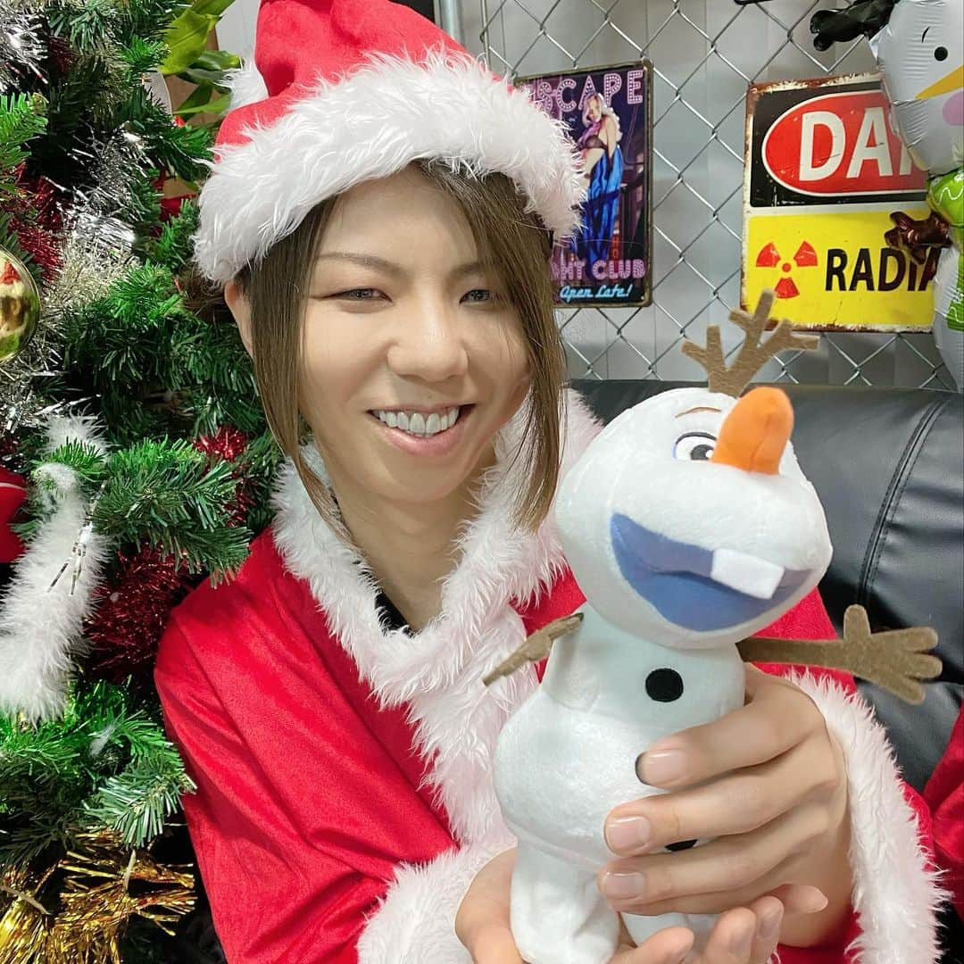 己龍さんのインスタグラム写真 - (己龍Instagram)「🎁メリークリスマス🎁  12.24🎅 己龍の今夜は寝かさNight☆vol.5 ご視聴ありがとうございました😪  #己龍 #kiryu #黒崎眞弥 #酒井参輝 #一色日和 #遠海准司 #メリークリスマス🎄#プレゼントと一緒に🎁」12月25日 19時06分 - kiryu_official_1216