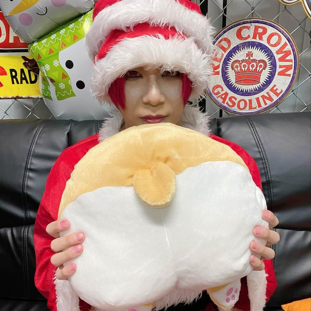 己龍さんのインスタグラム写真 - (己龍Instagram)「🎁メリークリスマス🎁  12.24🎅 己龍の今夜は寝かさNight☆vol.5 ご視聴ありがとうございました😪  #己龍 #kiryu #黒崎眞弥 #酒井参輝 #一色日和 #遠海准司 #メリークリスマス🎄#プレゼントと一緒に🎁」12月25日 19時06分 - kiryu_official_1216