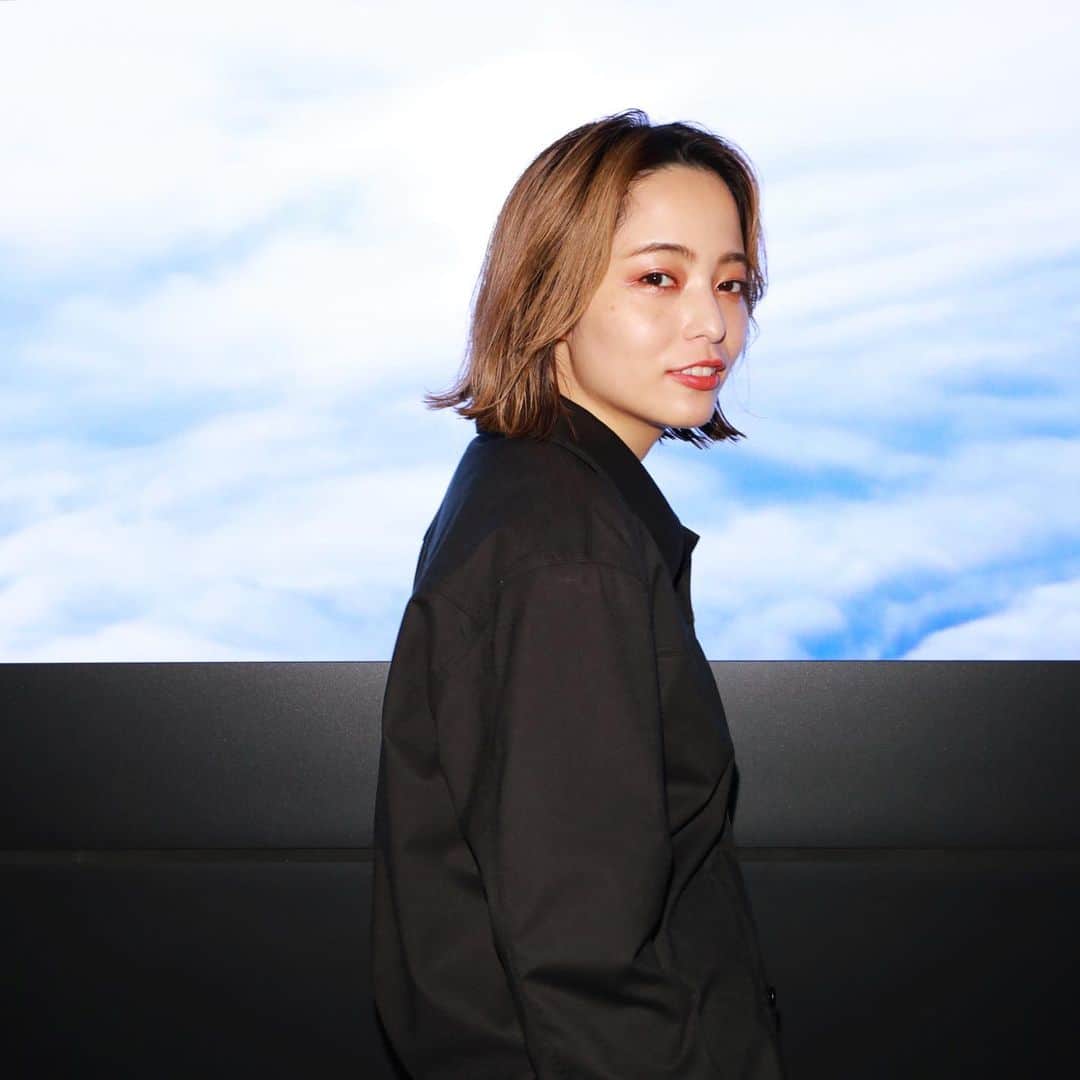 のインスタグラム：「Merry Christmas 🎄 & Happy Birthday to me 🎅 I turned 30 today!   ということで遂に30歳に突入。感覚としてはやっと、、、なんですが。音楽作るのも、DJするのも、それ以外のことも、沢山！！！そして線引きなくやったなあ。20代のうちに、今年は日本から出れないし、という理由を盾にやんちゃに動けたのは結果的に30代に向けての良いウォーミングアップとなりました。  結局のところモチベーションは好きなものに貢献したい一心、そして背負うものと背負えるものがまずまずの調子で増え突入できる30代。マイペースではありますが良いバランスで、着実に、ヲタク趣味貫き、色々企てていけそうです。引き続き精進します。  そして毎年のことですが今年も友達先輩後輩などの戦友たちに助けられここまできた、、、、と強く感じます、心強い😭😭ありがとう😭😭 30代はよりわたしもたくさんアシストしていけるよう、色々研いでおきます、頑張ります🤝🤝  最後にいつも応援してくださるファンの皆様、スタッフの皆様、支えてくださる周りの人達、ありがとうございます。Have a happy holidays!💐✨  写真は @wataru_fukaya の撮ってくれたやつで〜📸」