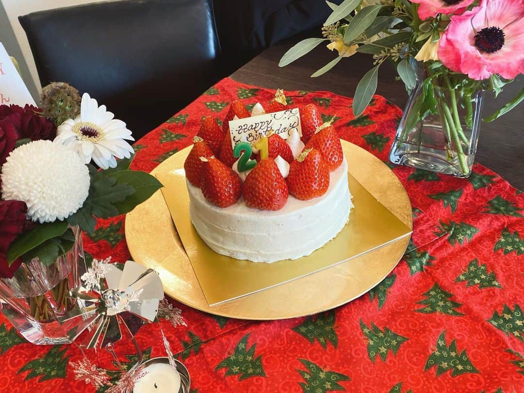 浅野杏奈さんのインスタグラム写真 - (浅野杏奈Instagram)「21歳、よろしくお願いします❤️‍🔥  #美味しいケーキ 左側は #ラグビーわんだほー スタッフさんに頂いたお花です💐嬉しい☺️」12月25日 19時10分 - this.is.anna_box