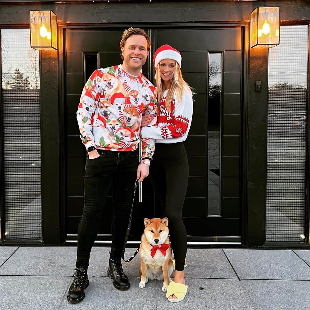 オリー・マーズのインスタグラム：「Find yourself a dog that loves xmas like our missy 🤣❤️🎅🏻 merry xmas you cheeky lot!」