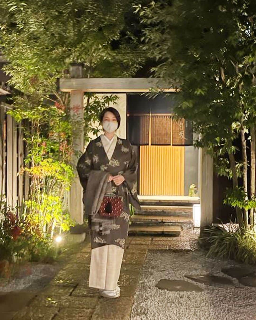 川原亜矢子のインスタグラム：「炭火の達人 #dinner #japanese #tokyo #charcoal #shirosaka #kimono #炭火 #和食 #着物」