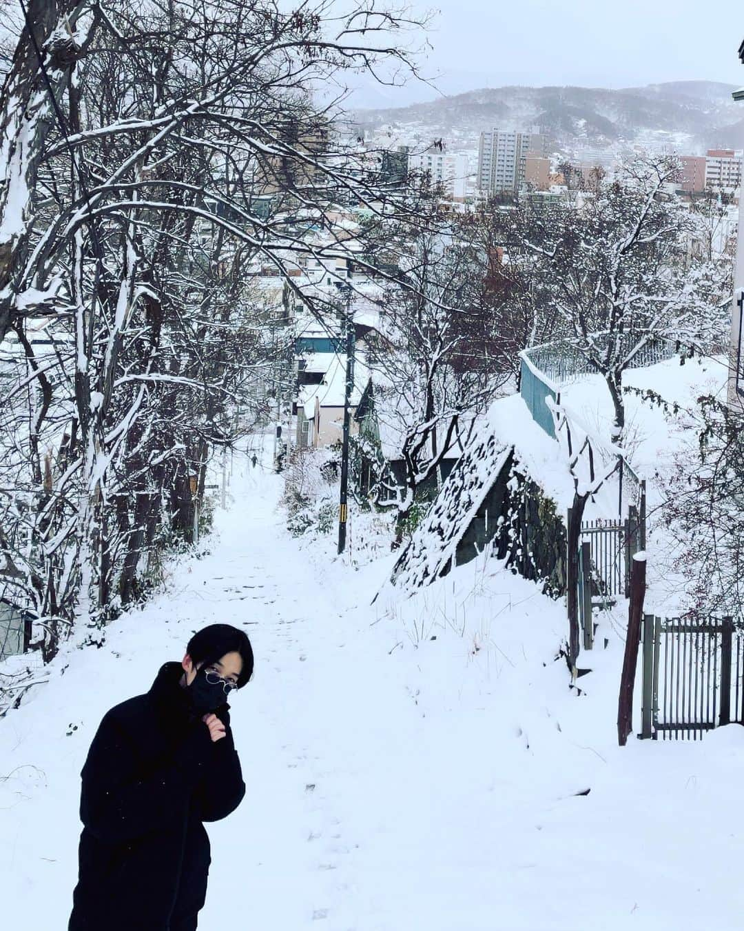 リモーネ先生のインスタグラム：「めちゃ雪です🤗 メリクリ🎄」