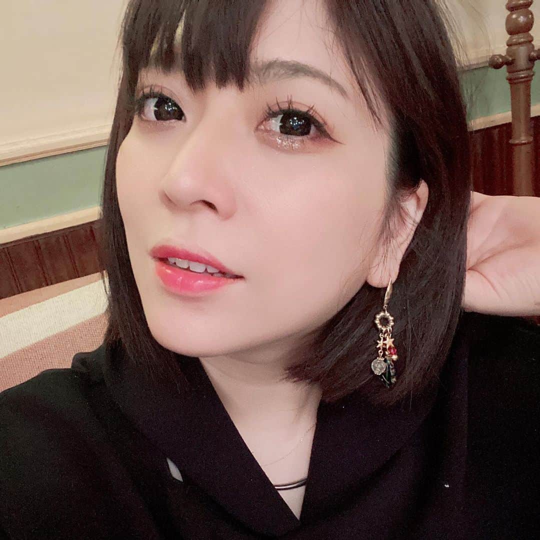 鈴華ゆう子のインスタグラム：「Xmasのピアス！！Merry Christmas🎄 今日は、大新年会のリハでした！  #鈴華ゆう子  #和楽器バンド  #クリスマスアクセサリー  #Xmas」