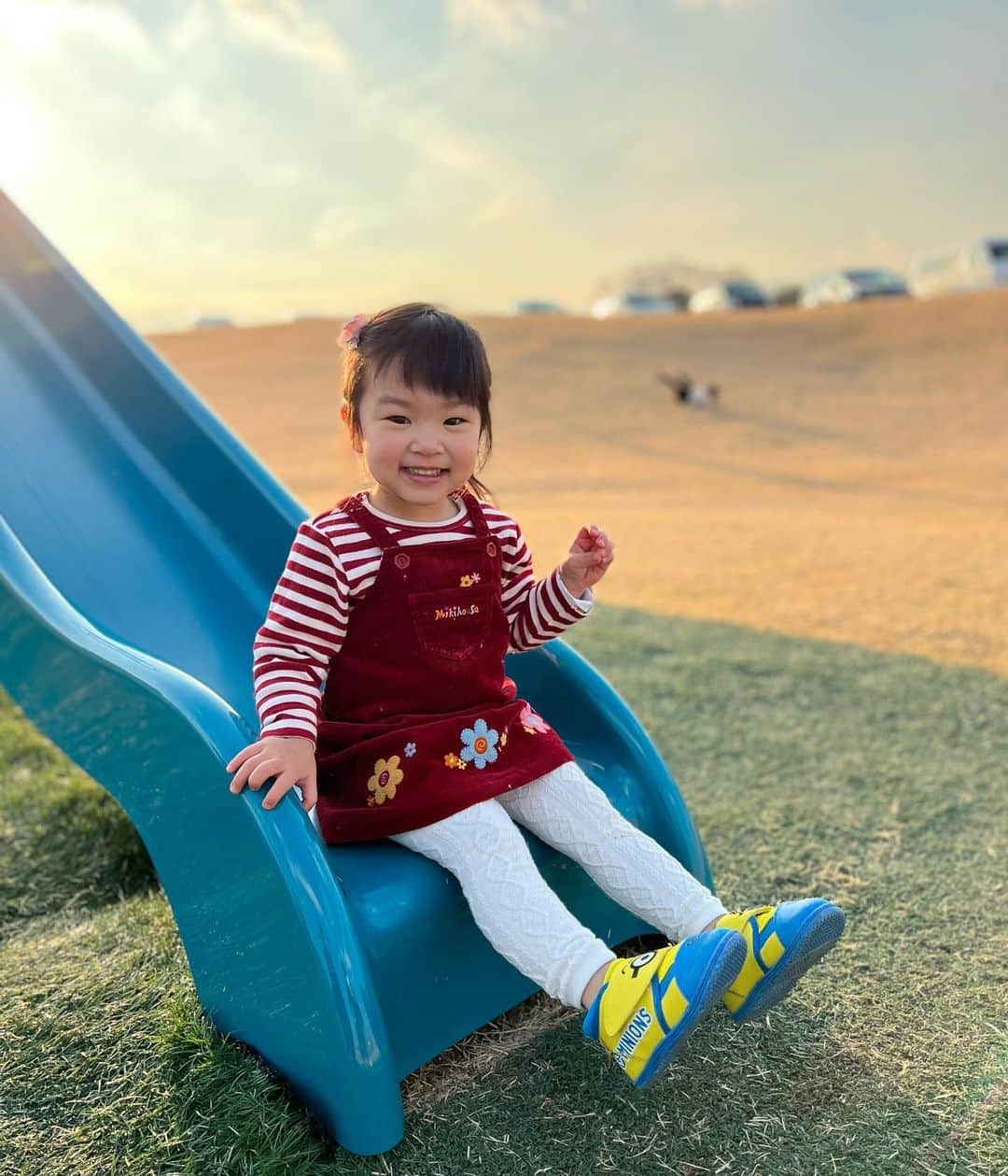 のインスタグラム：「今日はイルミネーションを観に初のドイツ村へ行ってきましたぁー☺️ イルミネーションやお花畑、巨大公園もあり、動物も見れたりと大満足🥰 そして今日のコーデはクリスマスコーデで赤いワンピース💓 @carryon_official 子供服の買取りをやっているキャリーオンさんでGETしました❣️ ミキハウスなのにめちゃくちゃ安くて、ほぼ新品でとても綺麗だったよー✨✨ 子供服ってすぐにサイズオーバーしちゃうから最初の頃は張り切って高いブランド買ってたけど、最近はプチプラコーデばかり🥰 ママさんたち、必見ですよ❣️ 私のお友達は、紹介クーポン(全品20％OFF)になります✨✨ クーポンコード⚜「invite20」⚜ 更に安く買えるなんて最高でしょ🥰 @carryon_official のサイトチェックしてみてね💓 #キャリーオン#プチプラ#子供服#ミキハウス#クリスマスコーデ#ドイツ村#イルミネーション#千葉#クリスマス#木更津アウトレット#クリスマスプレゼント#2歳8ヶ月#こどものいる暮らし#女の子」