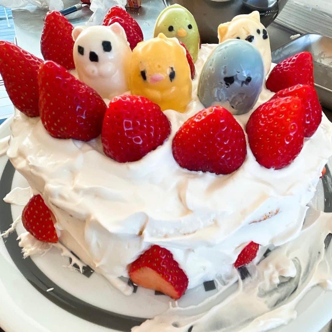 眞鍋かをりのインスタグラム：「今年のクリスマスケーキは子どもたちが作ってくれましたーーーーーっ！ たてたばかりの生クリームがフレッシュで最高に美味しかったです♡」