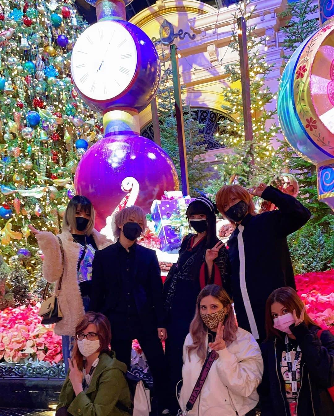 RinRinさんのインスタグラム写真 - (RinRinInstagram)「Christmas at the Bellagio, Las Vegas 🎄🌟 今年ラスベガスのベラージオのイルミネーション🎄🌟  The flowers smelled so beautiful~❤️お花の香りが100%❤️🌹  #rinrinootd All: @mihomatsuda_official #mihomatsuda  #rinrindoll #japanesefashion #tokyofashion #harajukufashion #コーデ #今日のコーデ #ootd #christmas #christmas2021 #bellagiochristmas #lasvegas #ラスベガス #ベラージオ #イルミネーション #メリクリ #ラスベガスイルミネーション #クリスマス2021」12月25日 19時57分 - rinrindoll