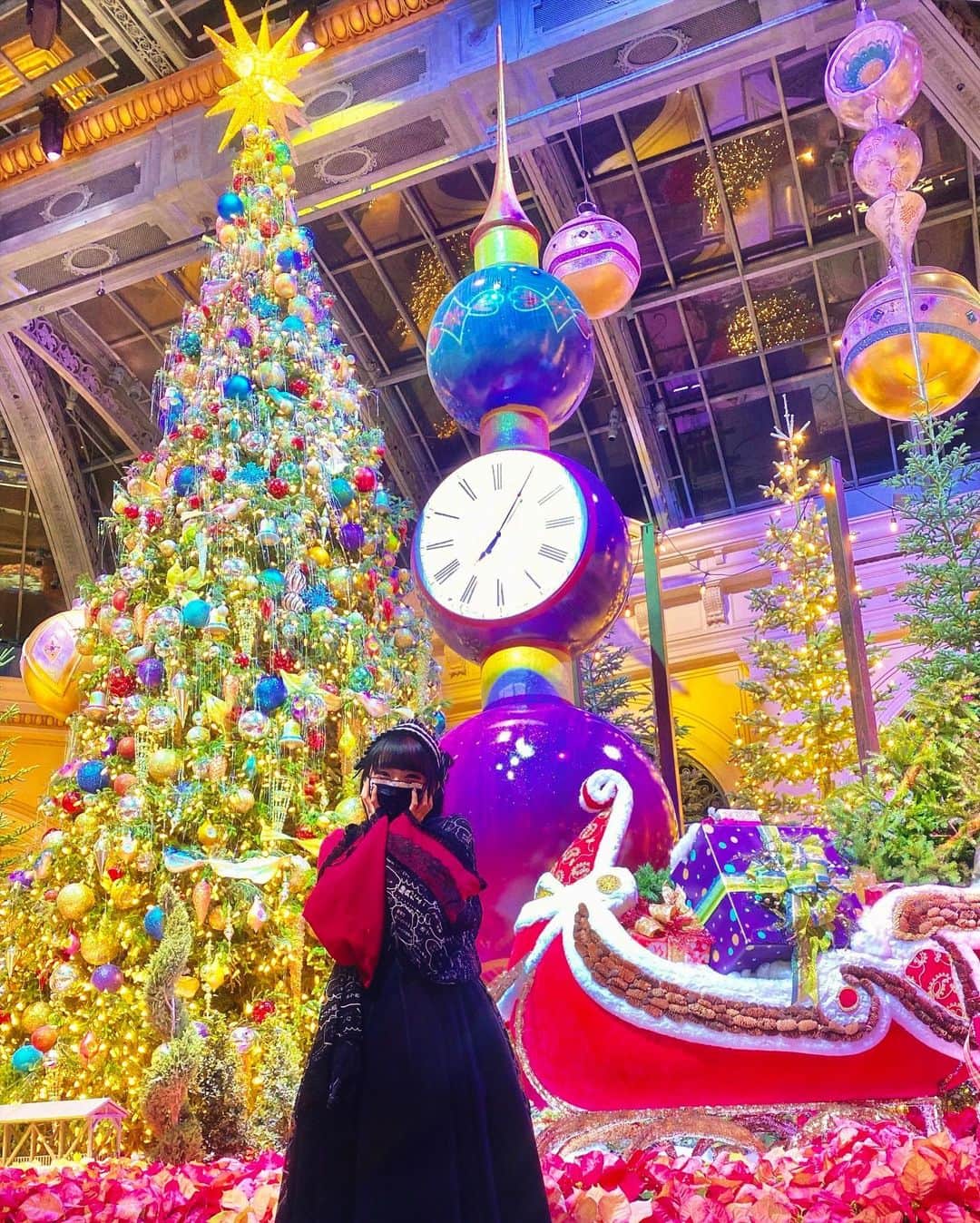 RinRinさんのインスタグラム写真 - (RinRinInstagram)「Christmas at the Bellagio, Las Vegas 🎄🌟 今年ラスベガスのベラージオのイルミネーション🎄🌟  The flowers smelled so beautiful~❤️お花の香りが100%❤️🌹  #rinrinootd All: @mihomatsuda_official #mihomatsuda  #rinrindoll #japanesefashion #tokyofashion #harajukufashion #コーデ #今日のコーデ #ootd #christmas #christmas2021 #bellagiochristmas #lasvegas #ラスベガス #ベラージオ #イルミネーション #メリクリ #ラスベガスイルミネーション #クリスマス2021」12月25日 19時57分 - rinrindoll