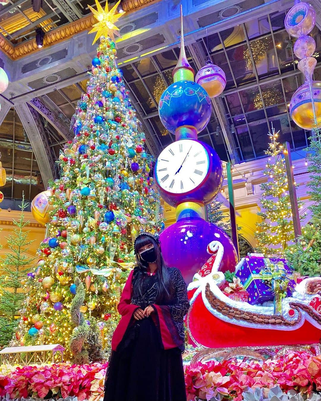 RinRinさんのインスタグラム写真 - (RinRinInstagram)「Christmas at the Bellagio, Las Vegas 🎄🌟 今年ラスベガスのベラージオのイルミネーション🎄🌟  The flowers smelled so beautiful~❤️お花の香りが100%❤️🌹  #rinrinootd All: @mihomatsuda_official #mihomatsuda  #rinrindoll #japanesefashion #tokyofashion #harajukufashion #コーデ #今日のコーデ #ootd #christmas #christmas2021 #bellagiochristmas #lasvegas #ラスベガス #ベラージオ #イルミネーション #メリクリ #ラスベガスイルミネーション #クリスマス2021」12月25日 19時57分 - rinrindoll