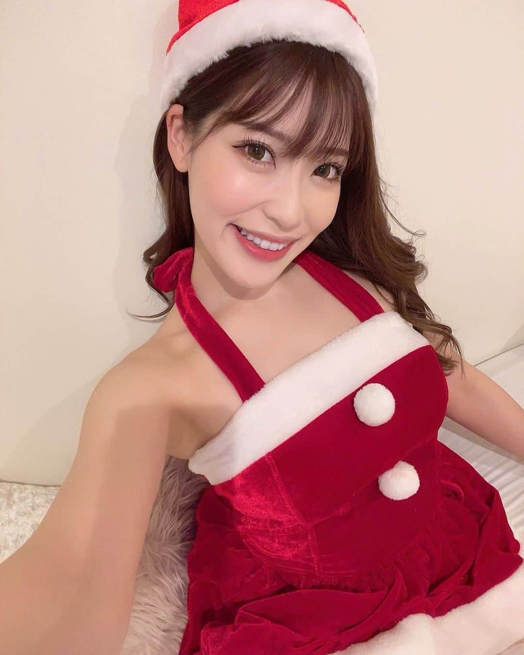 RENAさんのインスタグラム写真 - (RENAInstagram)「メリクリ🎅🎄✨ もはや何年前のサンタコス。笑  結局今年着る機会なくて 新しいの買ってない。笑 写真のためだけに着た🥺w  素敵なクリスマスを〜🤍 ・ #サイバージャパン #cjd_rena #cyberjapan #れなパイン 🍍」12月25日 19時50分 - rei_burlesque