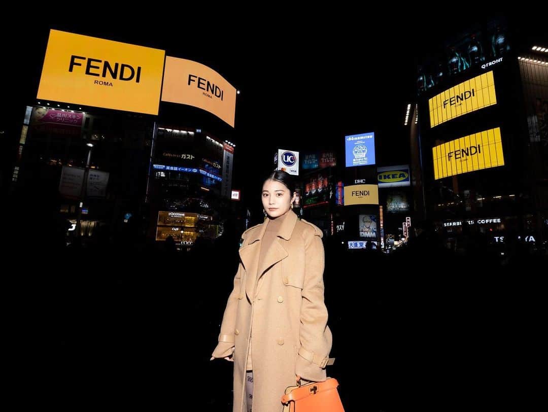 浪花ほのかのインスタグラム：「フェンディがニューヨーク、上海に続き、3都市目の東京で、渋谷スクランブル交差点をジャック！💛💛 とても綺麗でした☺️🔆  @fendi #fendi   撮影の時だけマスクを外しています。」