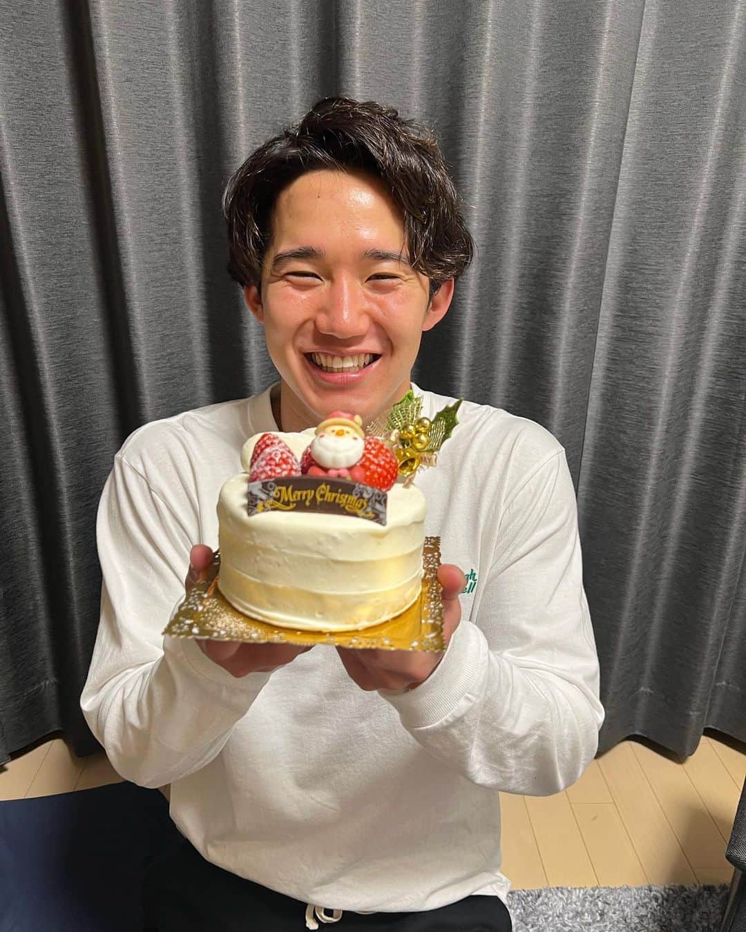 荒井陸のインスタグラム：「☑︎ Happy Christmas🎅🎄🎁  今日はクリスマス 街は賑やかお祭り騒ぎ でかいケーキ持って来い でもまぁ全部食べ切れるサイズのな  20:00~ @roughwell_wear で 12日間のオンライン販売開始するよ〜!! 詳細は、アカウントに飛んで観てみてね〜!!!  #俺はまだまだチキンライスでいいや」