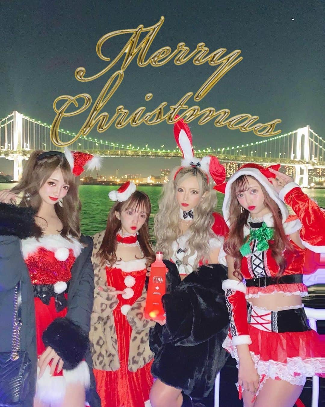 まゆぴちゅーさんのインスタグラム写真 - (まゆぴちゅーInstagram)「メリクリ🎅🏻🎄♡  ちょっと前に @tina_japan_official の クリスマスクルージングパーティーに いってきたよーーーんっ⁽⁽꜀(:3꜂ ꜆)꜄⁾⁾🎄❤️  女の子4人でサンタコスで船で撮ったけど 寒すぎて風強すぎて無理だったwwwww  TINAはショットの飲み物だけど、 ストロベリー味で飲みやすくて甘くて美味しいよ🍓❤️  今日はみんな何するのかな〜？🎄 良いクリスマスを、、、🥰🥰🎅🏻✩ . . .  #TINA #TINAJAPAN #ティナ #韓国発 #苺 #リキュール #パーティードリンク #六本木 #西麻布 #渋谷 #大阪 #福岡 #liqueur #strawberryliqueur #🍓 #cocktail #club #bar #party #partygirl #partydrinks #サンタコス #サンタさん #ハーフツインテール」12月25日 19時56分 - mayu_03pichu