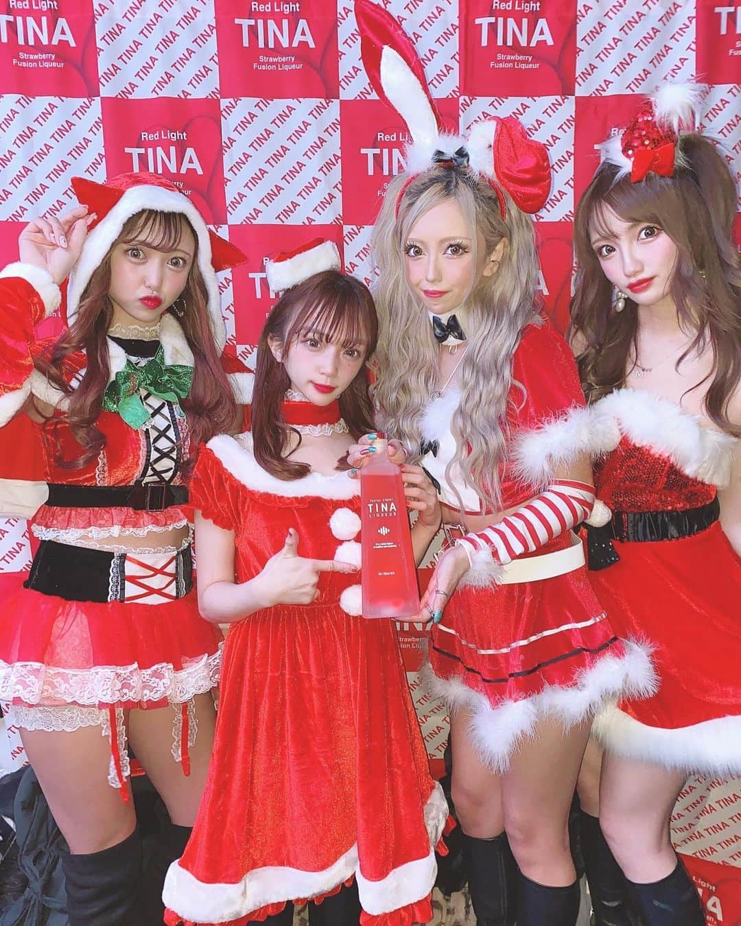 まゆぴちゅーさんのインスタグラム写真 - (まゆぴちゅーInstagram)「メリクリ🎅🏻🎄♡  ちょっと前に @tina_japan_official の クリスマスクルージングパーティーに いってきたよーーーんっ⁽⁽꜀(:3꜂ ꜆)꜄⁾⁾🎄❤️  女の子4人でサンタコスで船で撮ったけど 寒すぎて風強すぎて無理だったwwwww  TINAはショットの飲み物だけど、 ストロベリー味で飲みやすくて甘くて美味しいよ🍓❤️  今日はみんな何するのかな〜？🎄 良いクリスマスを、、、🥰🥰🎅🏻✩ . . .  #TINA #TINAJAPAN #ティナ #韓国発 #苺 #リキュール #パーティードリンク #六本木 #西麻布 #渋谷 #大阪 #福岡 #liqueur #strawberryliqueur #🍓 #cocktail #club #bar #party #partygirl #partydrinks #サンタコス #サンタさん #ハーフツインテール」12月25日 19時56分 - mayu_03pichu