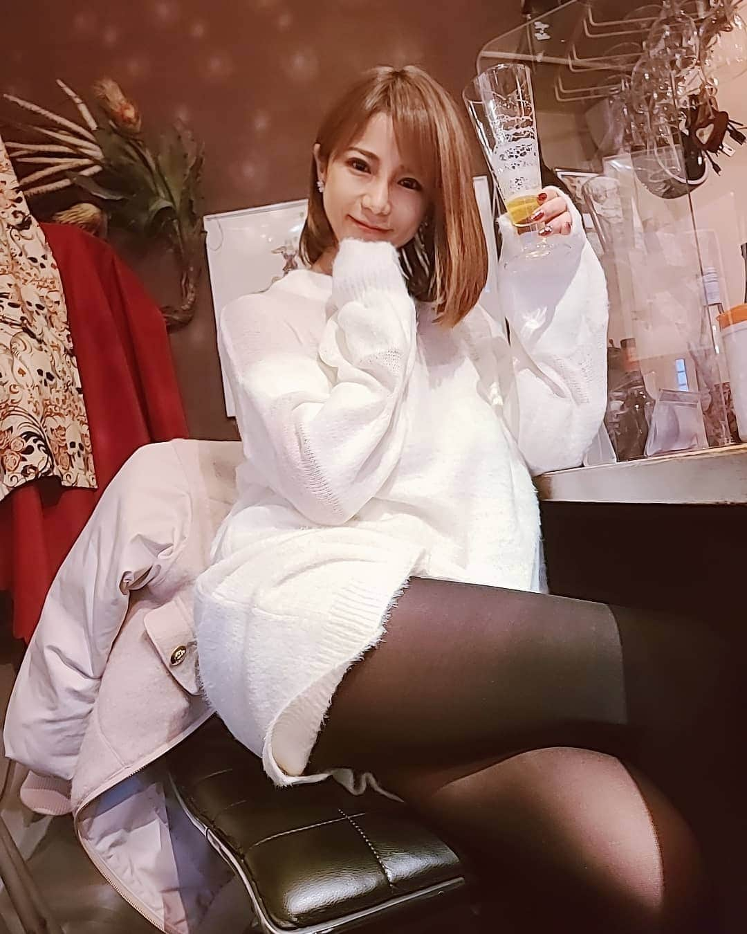 華彩ななさんのインスタグラム写真 - (華彩ななInstagram)「メリークリスマス❤️ 今年はクリスマスに、白のニットワンピースを着ました💕 @yuurimorishita ちゃんと@starlabelofficialshop さん コラボのこのワンピ✨ フワフワして温かいし、丈もちょうどよくて、周りからも好評でした❤️ ストーリーに載せたらお友達も買ってくれました～😍 他にも可愛いワンピ沢山あったので、自分へのご褒美に色々買っちゃおう❤️  白を汚さず着れる上品な女になりたいなぁ❤️  #撮影モデル #撮影 #インスタグラビア #japanesegirl #美乳 #美脚 #水着 #girl #happy #LOVE #Sexy #女演员 #偶像 #模型 #色情 #自拍 #模特 #粉我 #萌 #人像写真 #泳衣 #泳装 #👙 #그라비아 #아이돌 #여배우 #유부녀 #에로 #アラフォー #美魔女」12月25日 21時44分 - nanakasai