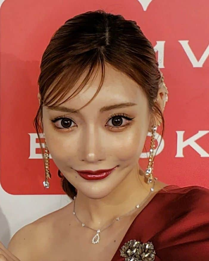 明日花キララ ファンページのインスタグラム：「キララ姫に会えて楽しいクリスマス🎄✨になりました❗久しぶりで緊張したなぁ…📸変な顔してしまった…(;^_^A ※ #写真集発売記念イベント #明日花キララ様 #明日花キララちゃん #きぃたん #きぃちゃん #きいたん #女神 #綺麗 #可愛い #美しい #大好き」