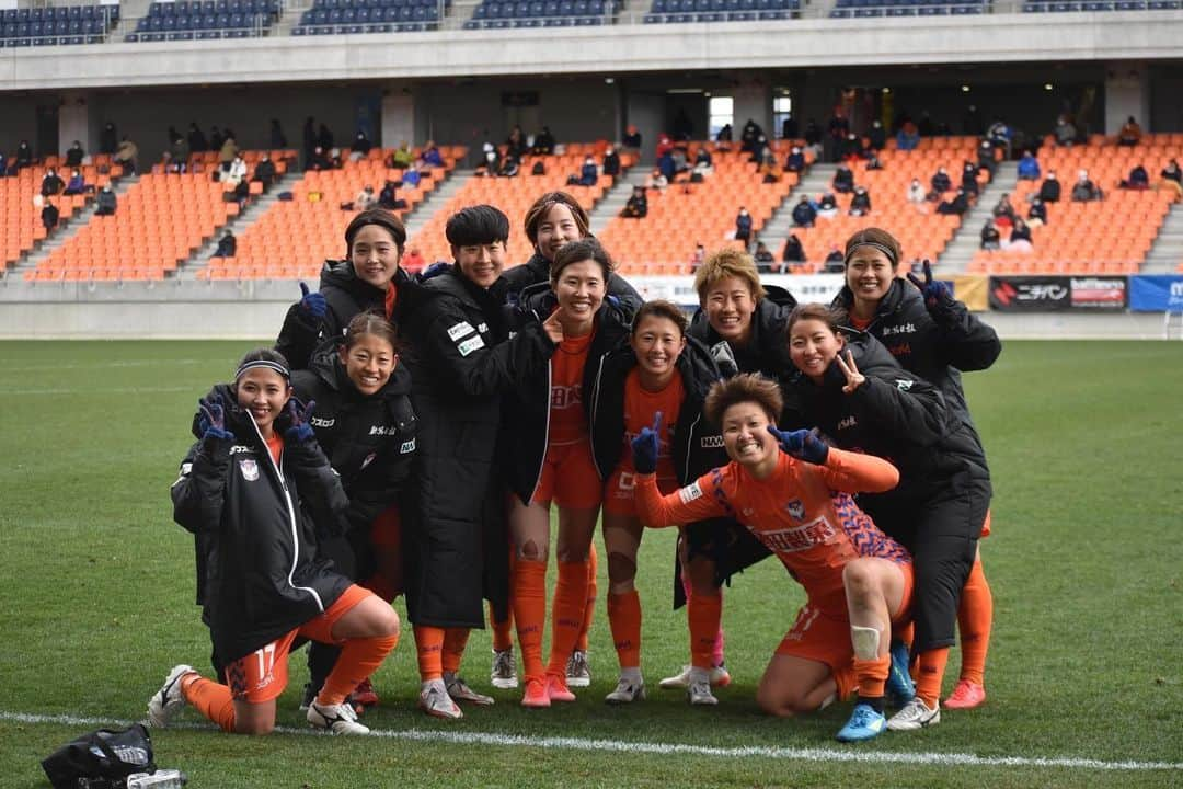 川村優理のインスタグラム：「. 皇后杯 4回戦 2-0 勝ち たくさんの応援ありがとうございました。 . . 次は29日に京都で試合です。 . そしてやっと復帰することができました。 リーグ開幕前に怪我をし、なかなか上手くリハビリが進むことができず苦しい時間を過ごしてきましたが、たくさんの方の支えがあり、こうしてピッチに戻ってこれたこと嬉しく思います。 ピッチに立つ前に半泣きになりながら頑張れと言ってくれた可愛いチームメイト。 試合終わってからおめでとうと言ってくれたチームメイト。 私のことを優先して考えてくれていたスタッフ。 いつも意味わからないことを言って励ましてくれたお母さん。 そして、いつもアルビを応援してくださり期待して、私の復帰を待っていてくれサポーターの方々。 本当にありがとうございました。 . まだまだやらなきゃいけないことだらけです。 チームと共に私自身も成長していけるように頑張ります。 . まずは29日。 1月5日、そして決勝目指してチーム全員で戦います。 これからも応援よろしくお願いします。 . #アルビレックス新潟レディース」