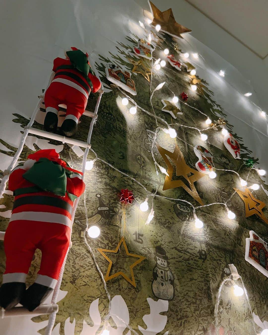 佐藤栞里さんのインスタグラム写真 - (佐藤栞里Instagram)「. Merry Christmas‼︎ みんなで楽屋に飾り付けをして チキンを食べてスイーツも食べて。 これでもかとクリスマスを詰め込んだ 素敵な日になりました☺️ #気分は表参道イルミネーション #引くと現実 #でもでも手作り可愛いね🥰」12月25日 22時00分 - satoshiori727