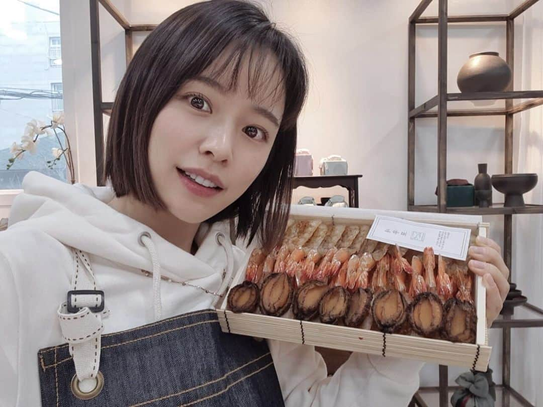 ホン・アルムのインスタグラム：「크리스마스 이브날  당희 선생님께 수업받고 왔어요☺ 제가 좋아하는 새우포를 배울수있는 기회여서 행복한 시간이었답니다❤ 선생님 덕분에 따뜻한 연말인거같아요 감사합니다🥰 . . . @danghee5209」