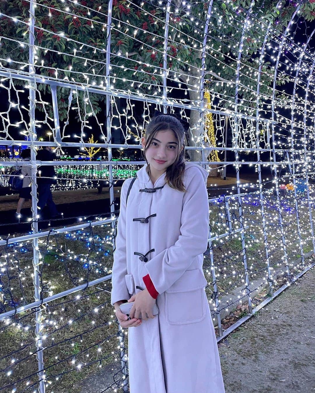 りりあのインスタグラム：「イルミネーションきれい✨  #クリスマス #イルミネーション #christmas2021 #christmaslights」