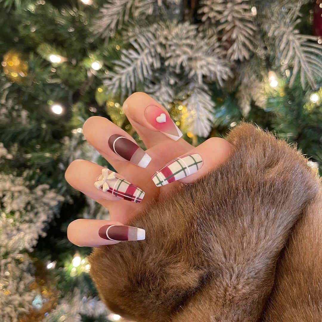 _lulushuのインスタグラム：「christmas nail🦌💫🎄 人差し指は頬を赤らめたときをイメージしたやよ🎅🏾」