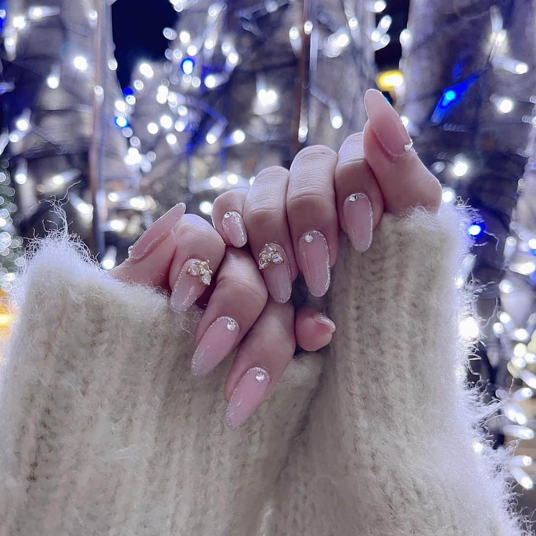 加藤夏歌のインスタグラム：「𝕟𝕖𝕨 𝕟𝕒𝕚𝕝 ♡ . 今年最後のネイルも @ankhcross_nail で…♡ シンプルにしたいけどちょっぴり乙女っぽく したくて絶妙に可愛くしていただきました❄️ . 終わった後に「良いお年を〜」って言っていただいて 年末感じてなんだか寂しい気分😣笑 来年もよろしくお願いします♡♡ . 🤲　@ankhnail_kyr  🐾　@ankhnail_suno8」