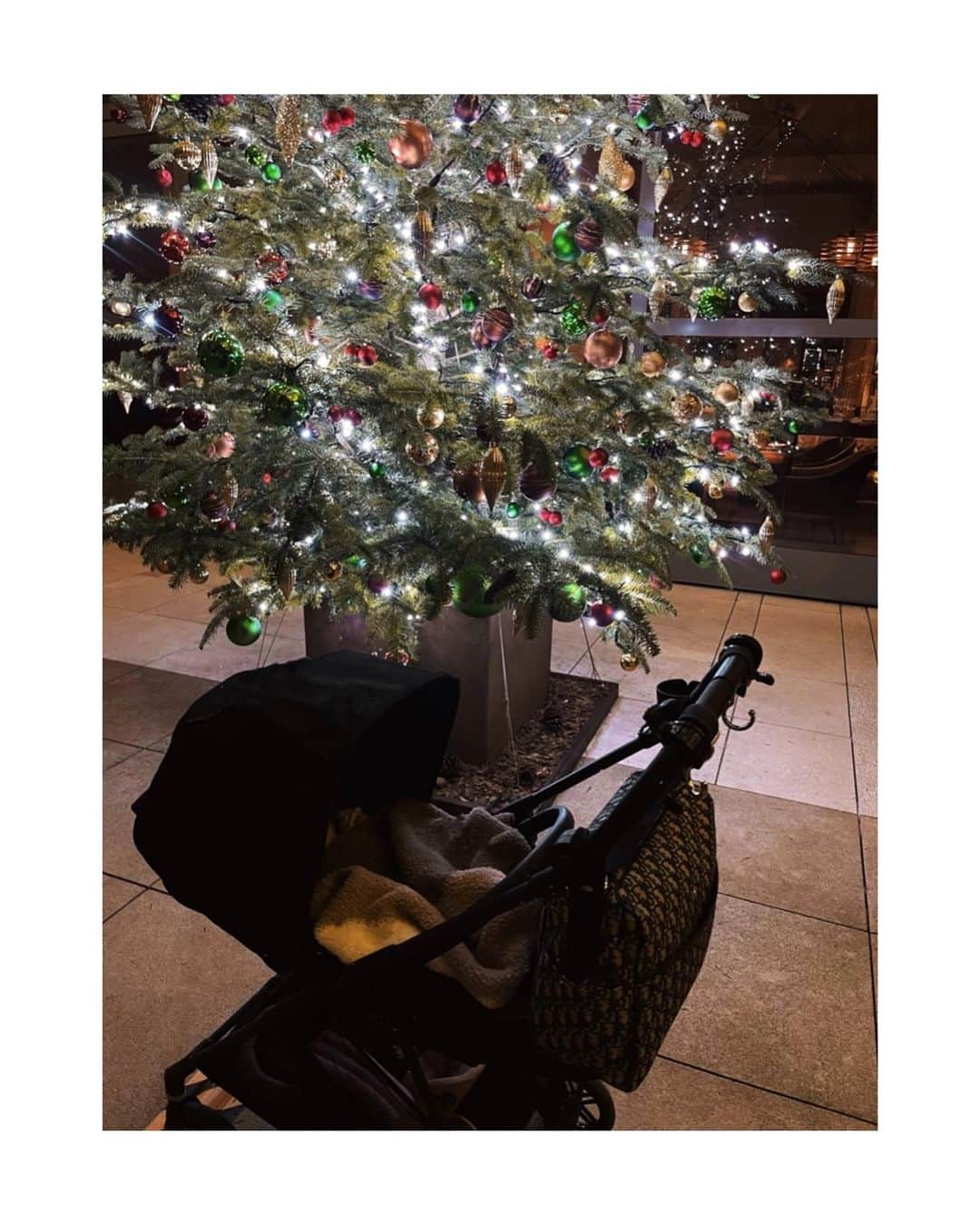 板野友美さんのインスタグラム写真 - (板野友美Instagram)「👶🏻はじめてのchristmas🎄🧸𖤐⡱ 来年はサンタさんに プレゼント🎁のお願いするのかな？  #はじめてのクリスマス」12月25日 22時10分 - tomo.i_0703