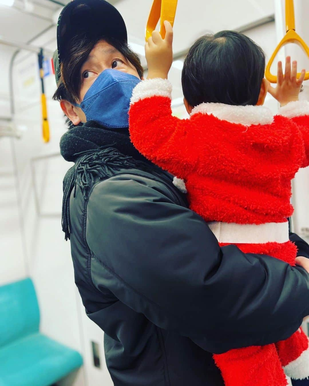 城戸裕次さんのインスタグラム写真 - (城戸裕次Instagram)「メリークリスマス🎄 息子は初めて吊革に触ったよ。 起きたら枕元にプレゼントがあってびっくりしたよ。 サンタっているんだね🎅  #城戸裕次#クリスマス#クリスマスプレゼント#サンタ#サンタクロース#車好き#トミカ#プレゼントありがとうございます」12月25日 22時26分 - yujikido_official