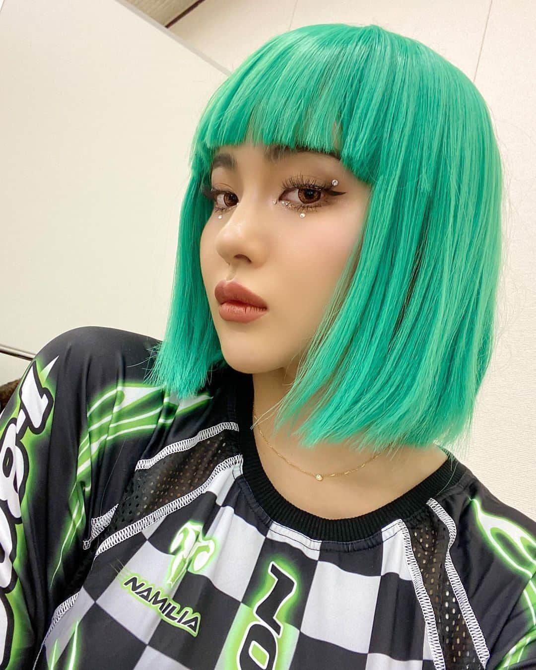 カレンさんのインスタグラム写真 - (カレンInstagram)「@music_circus Day1終了💚 このあとは、MUSIC CIRCUS After Party @pcdlosaka にて1:30〜💃🎊✨ 今年のクリスマスも踊りまくります🎄🎅 ミュージックサーカス、明日 ２日目も宜しくお願い致します♡  今日はウィッグ コスチューム💚👩🏼 ショートヘアで踊ったの初めてだけど、 ラクすぎて感動でした！！！🥺笑 ロングヘアは、いつも 引っかかるし すぐにボサボサになるし。大変すぎる🥺 ショート最高だねッ🥺🥺🥺  #CYBERJAPAN #Christmas #クリスマス #ミュージックサーカス #MUSICCIRCUS」12月25日 22時19分 - cjd_karen