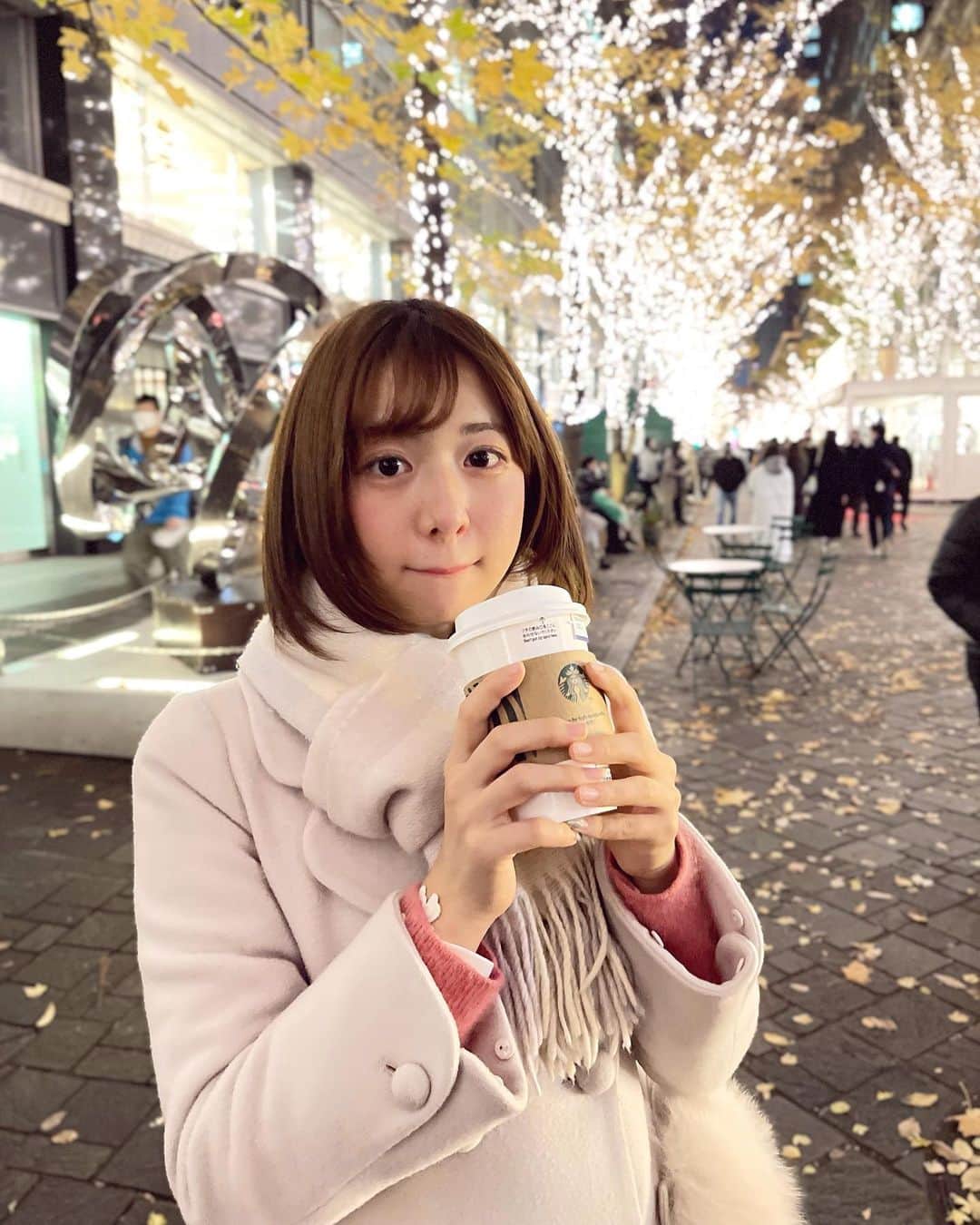 鈴木泉帆のインスタグラム：「こんばんは🎄  この写真の私、たぬきみたいな 顔してませんか😂？  たまにちょっとたれ目になるんですけれど、 この日はたれ目の日だったようで、 たぬきみたいな顔になっちゃいました😃  来世はうさぎ顔希望です🐰 みなさんは何顔希望ですか〜？  あ！袖から白いヒートテックが出てて ださいのはつっこまないでくださいね🥰  あ！あともう一つ！ 明日の21時からミクチャ配信をする予定なので ぜひお越しください！！年末のご挨拶をしましょっ！！  #丸の内　#丸の内イルミネーション　#丸の内カフェ #ボブ　#サロン　#サロモ　#サロンモデル　#ショートヘア #マフラー」