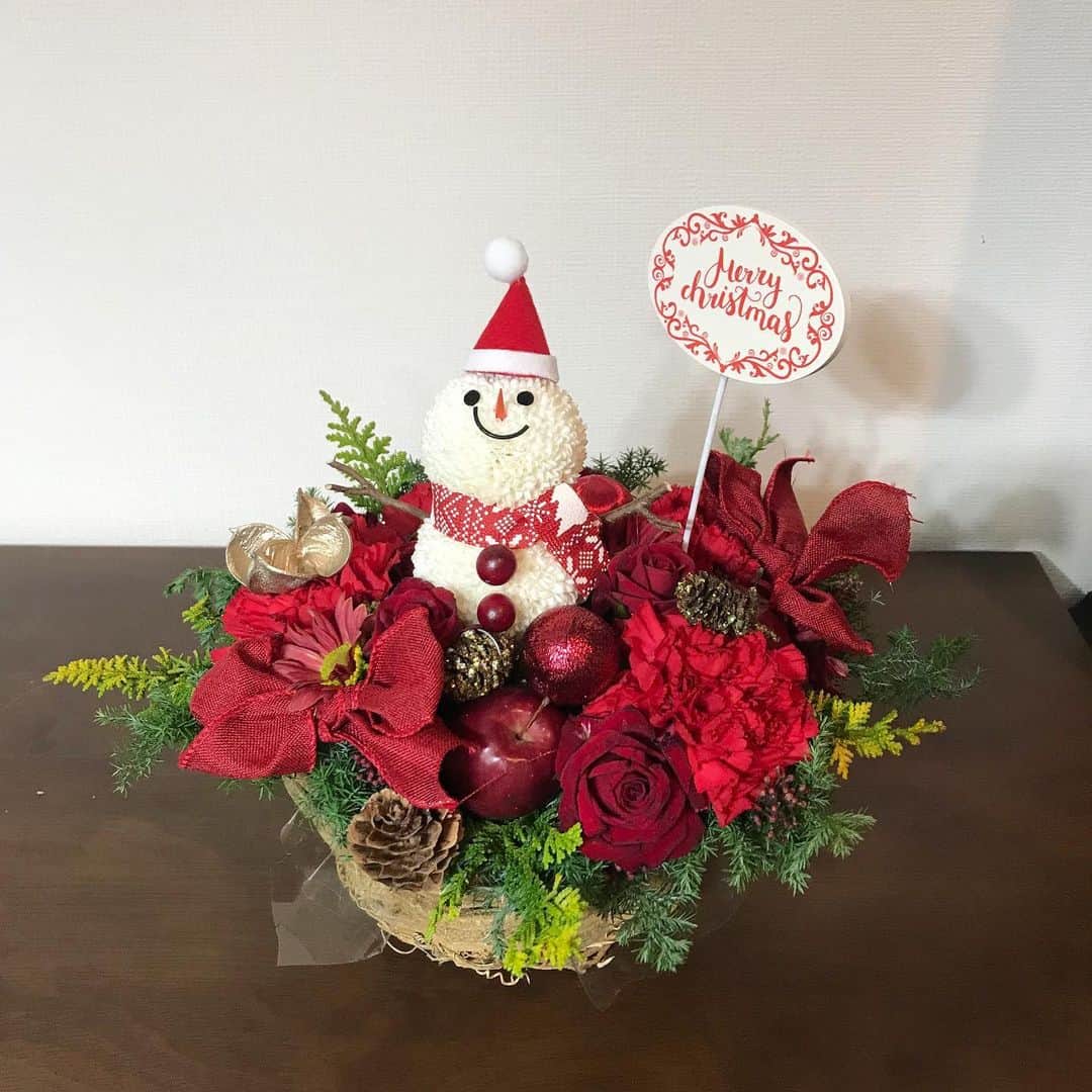 岡村孝子さんのインスタグラム写真 - (岡村孝子Instagram)「今年のクリスマスは家族とリリィとでのんびり過ごしました🎄  一昨日の今年最後の外来も　無事クリアし、あれから3度目のクリスマスを迎えることが出来たことに感謝です。  そしてたくさんのクリスマスツイートありがとうございました〜😊  来年の今頃は皆さんとクリスマスピクニックで過ごせますように・・・🔔✨  day879」12月25日 22時22分 - okamuratakako_official