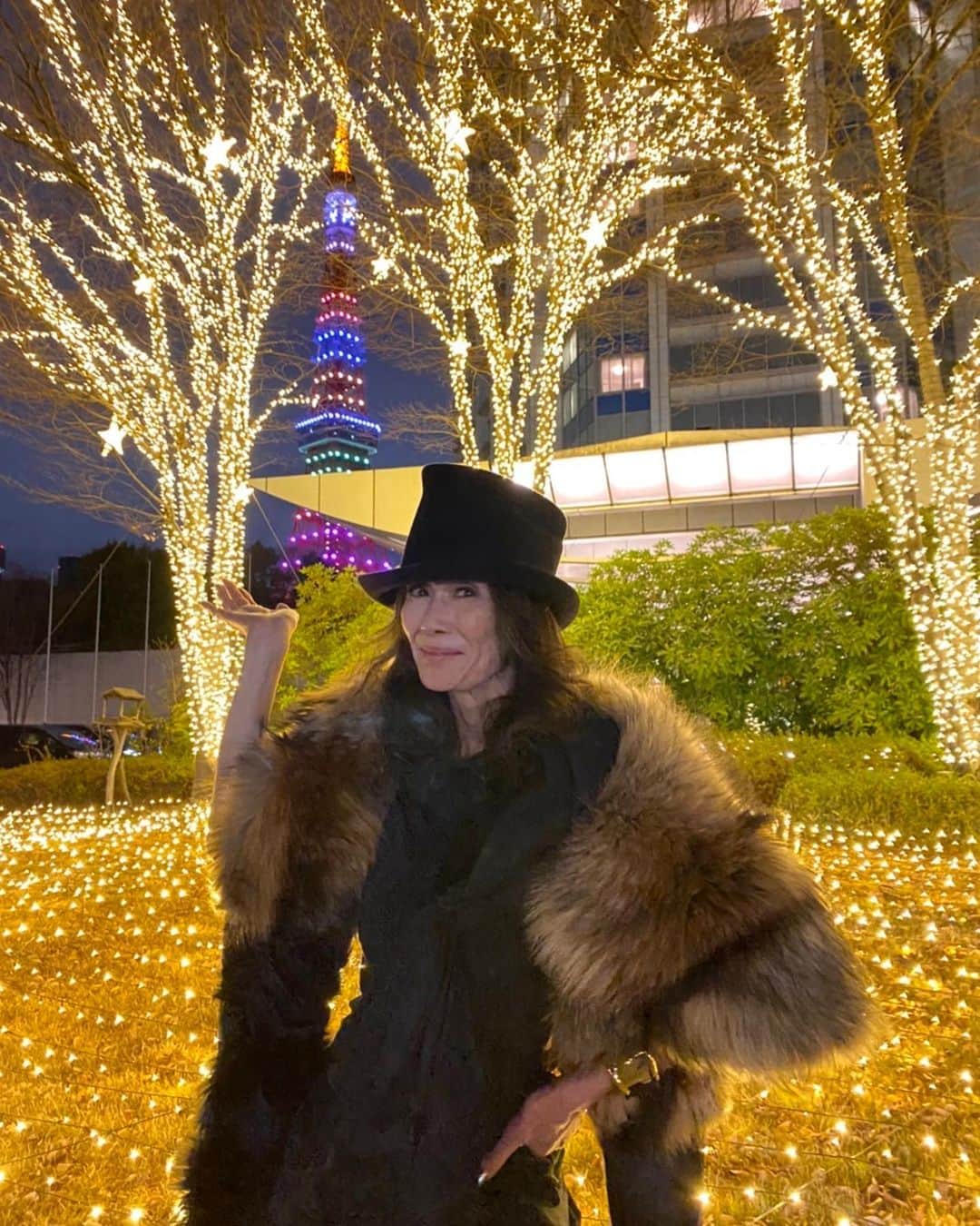 のインスタグラム：「Merry  Christmas💕 私と同い年の東京タワーが美しすぎて嫉妬だわ〜うふふ🎄 ⁡ #MerryChristmas #クリスマス #TokyoTower #東京タワー🗼 #イルミネーション #萬田久子」