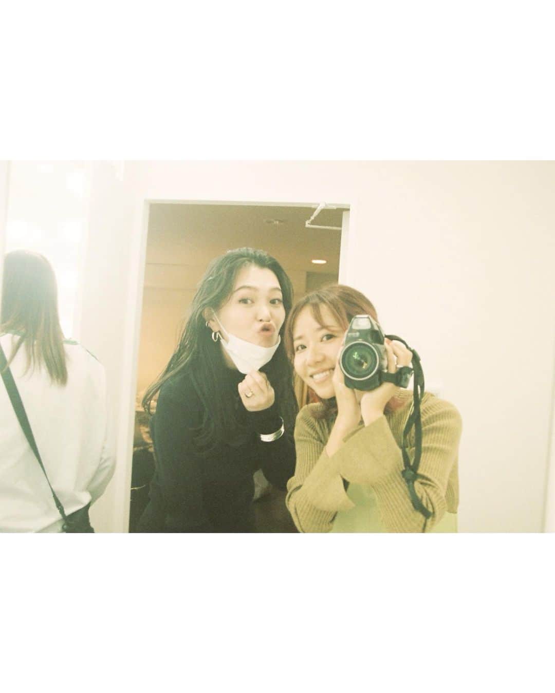 橘佳奈のインスタグラム：「皆さんメリクリです🎄🎅🏻  この人最高最強後輩Dream Aya @aya_dream04 ✨✨ （後輩というほど離れてません😇）  彩のところで見ていただいたかと思いますが、今回Dream Ayaに新人アーティストのMeiMeiを撮っていただきました☺️  MeiMei @meimei_officialacc は中国国籍で日本生まれで、アメリカなど色んな国で育ち、日本語中国語英語をネイティブに話せる18歳のトリリンガルシンガーです。 私が出会ったのは2年前で、まだ子供ながらにポテンシャルは当時から高く、へこたれることなく物事にも動じずクリエイティブを高め、今年堂々とワールドデビューを果たしました。 (今日情報解禁した情報もお楽しみに💚)  まだ彼女の秘めている魅力をクリエイティブの方々に見出していただきたく、彩にお願いして撮影してもらいました📸 とても素晴らしい作品になり、彩を初めチームの皆さんには本当に感謝してます🥲  彩と出会った当時は細くてちっちゃくておてんばのハッスルガールだったのが、眠ってた才能をどんどん開花させて今はカメラマンとして絵も描いて、ブランドも立ち上げて素晴らしいアーティストに🥲👏🏻  彩を嫌う人見たことない！！ 彼女の周りにどんどん人が集まる！常に周りの人に愛情を与えてくれる、人柄も最高最強の子だといつも尊敬と刺激を貰ってます^ ^（散々弄られてもそう思う🧟‍♀️）  そして、私はというと… 今楽曲やビジュアルなどの制作、要は裏方をしています🙂  Dreamで過ごした経験を、今頑張っているアーティスト達に何か役に立てたらなと思いサポートさせて頂いております✨  アーティスト側の気持ちも痛いほどわかるつもりだし、良くも悪くも評価されるプレッシャーは尋常じゃないくらい大変です。 ただ、スタッフも後ろでアーティストと同じだけこんなにも戦うし大変だとは…今の立場になってあの頃のスタッフには改めて感謝しております😅🙏🏻  アーティストが偉いわけでもないし、 スタッフが偉いわけでもない。 役割が違うし、お互いを尊敬して信頼して刺激しあって感謝し合わなきゃチームとして向上していかない。Dreamではそんなことも教わった気がしてます。  Ayaとも、それぞれの立場で一緒に仕事できるのが本当に嬉しくて感慨深いものがありました😊 当時お世話になってた方々と同じプロジェクトで一緒に作り上げてくれてる事もたくさんあるし、感謝しっぱなし🥲  実はこの立場になり結構経つんだけど、私がここでアーティストを紹介する事でアーティストに損や迷惑になるのではないかというおこがましい葛藤もありなかなか載せられなかったけど、私も全力で向かい合ってるし、何より皆さんに知ってもらいたいし応援してもらいたいのでこれからはバンバン紹介していこうと思います😊🙏🏻  だからみなさん、 キラキラと頑張っているアーティストさん達を応援してください📣  てことで、今回の作品にお力添えを頂いた素晴らしいチームの紹介 📸  @aya_dream04  @yowtakahashi  @iroha_photoworks  👗 @stylist_sachico  💄 @mikijamaica  🥻 @tenderperson   そして artist🎙 @meimei_officialacc  文章長すぎた！！！！爆笑」