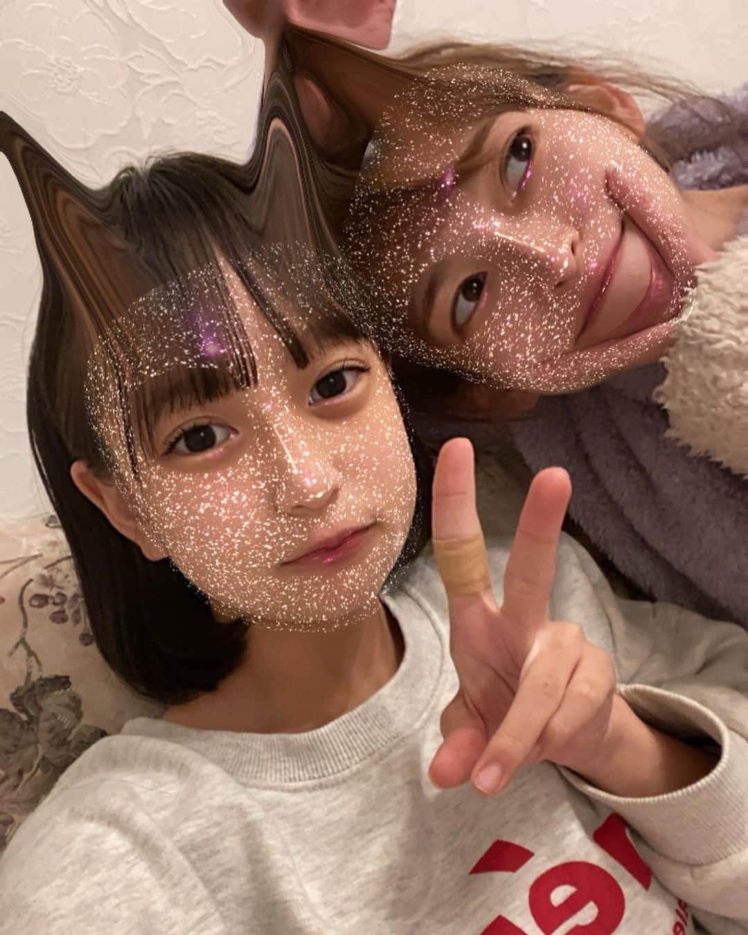 町田亜里香のインスタグラム：「‎𓊆 𝙼𝚎𝚛𝚛𝚢 𝙲𝚑𝚛𝚒𝚜𝚝𝚖𝚊𝚜𐂂𓈒𓂂𓏸‎𓊇  我が家にもサンタ🎅さんが やってきました◡̈♥︎ じゅきには😊 じゅなは欲しいものがないので、 お金💰笑  去年じゅなには話してあって、 じゅきの前では、 ねぇねサンタさんに頼むの 忘れちゃった🎅とか 部活さぼったの見られちゃったかな👀 とか、紛らわせてくれます🎄✨  今年は近くの新しいケーキ屋さん🧁 それが、めちゃくちゃ美味しくて 大好評だったの🧁ˊ˗  また買いたいと思います🤍  もうあっという間に年末年始🥲。 一年って…ほんとに早いな。  これからも、 見に来てくれたら嬉しいです🤍𓂃◌𓈒𓐍   #クリスマス　#ケーキ #クリスマスケーキ　#娘　#息子 #中1 #1年生」