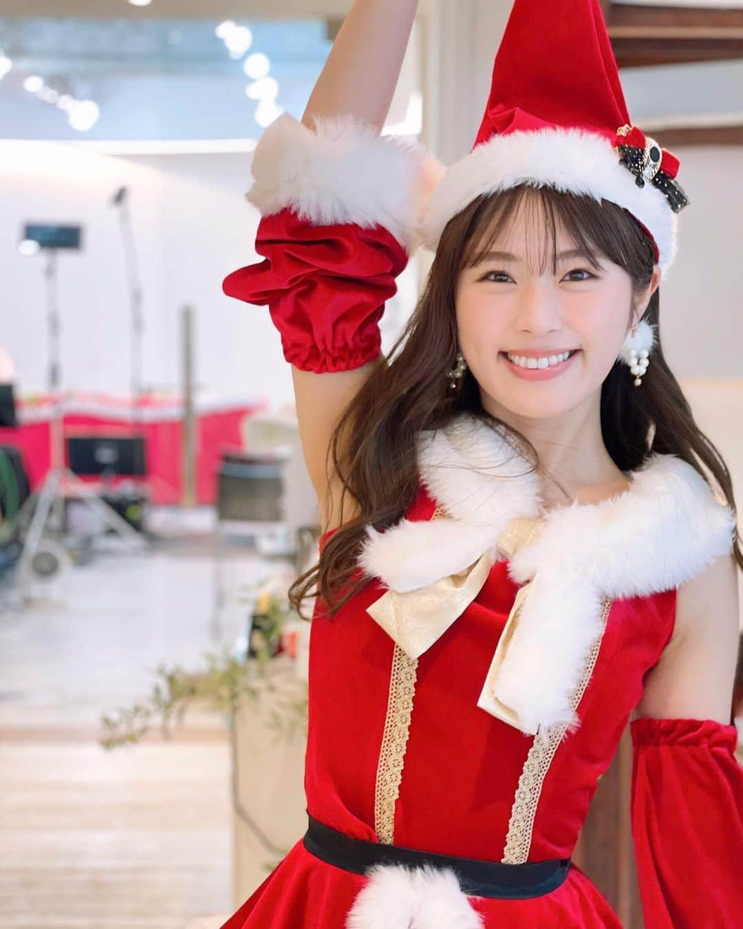 渋谷凪咲さんのインスタグラム写真 - (渋谷凪咲Instagram)「サンタの衣装着ると、帽子ひっぱりがち🎅🏻♪  #メリークリスマス #おわっちゃいますね！ #サンタコス #まだ写真あったので #載せとこっ💗笑」12月25日 22時42分 - nagisa_nikoniko