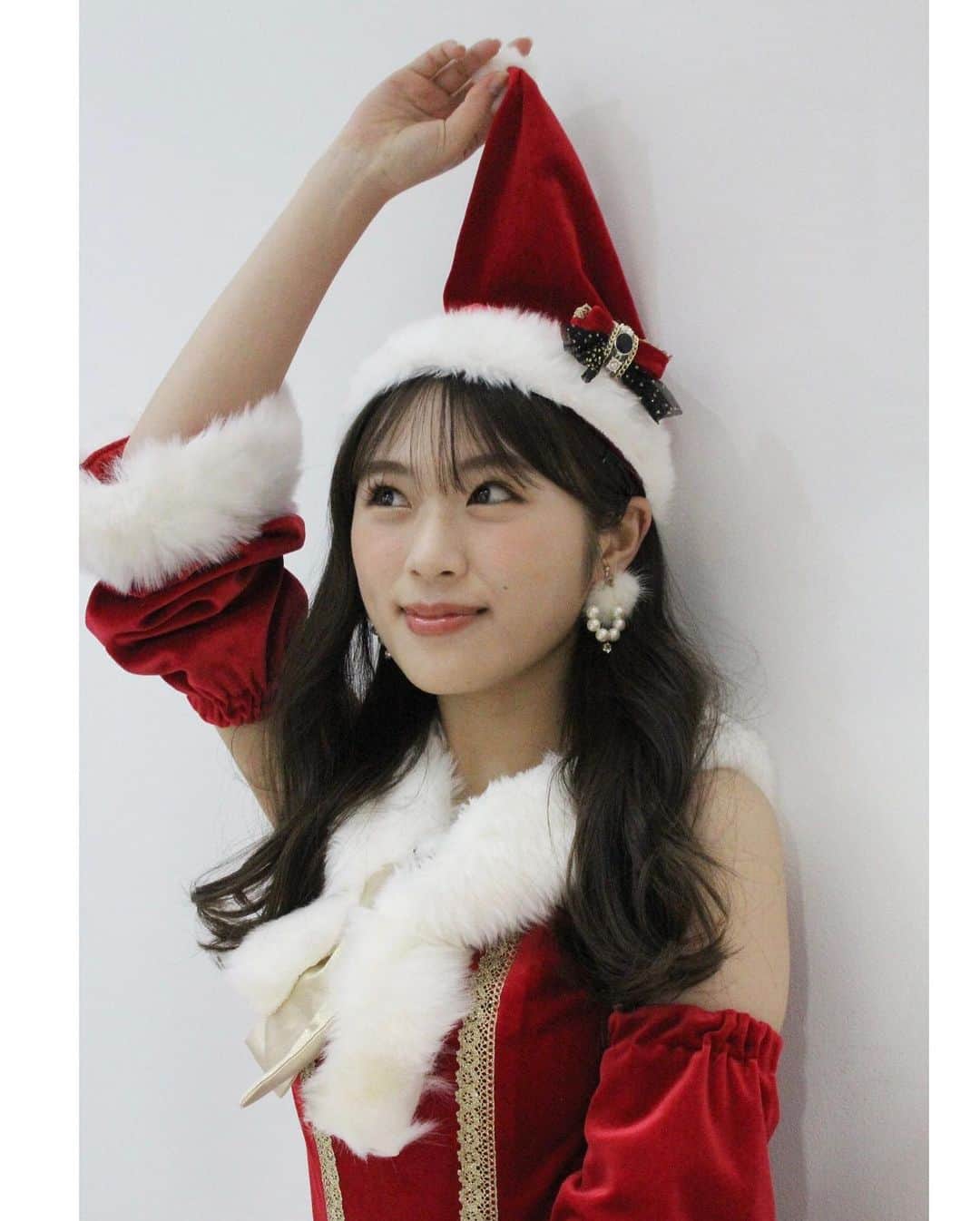 渋谷凪咲さんのインスタグラム写真 - (渋谷凪咲Instagram)「サンタの衣装着ると、帽子ひっぱりがち🎅🏻♪  #メリークリスマス #おわっちゃいますね！ #サンタコス #まだ写真あったので #載せとこっ💗笑」12月25日 22時42分 - nagisa_nikoniko