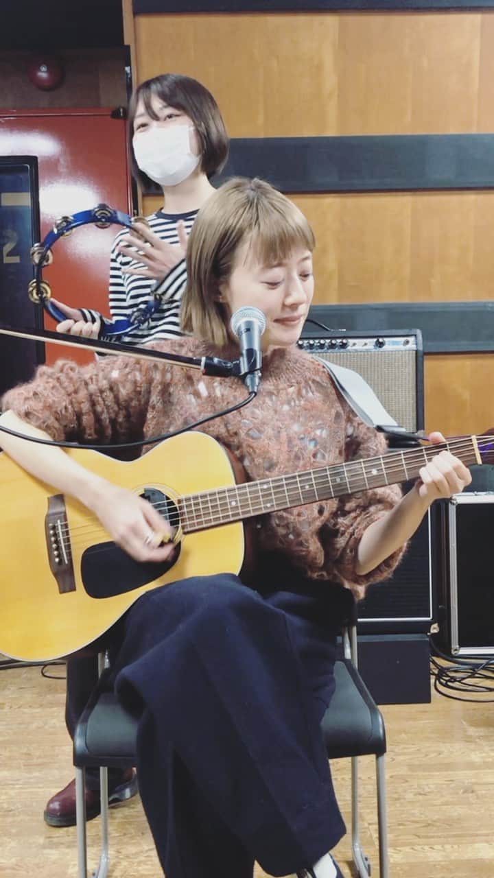羊文学のインスタグラム：「1999 (English ver.) Studio Acoustic ver. #merrychristmas 🎁」